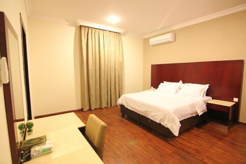 Flora Suites Aparthotel